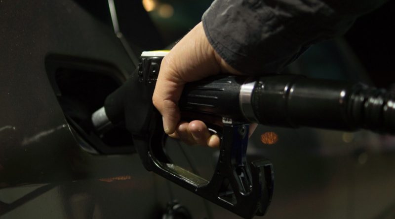 Ceny benzinu začínají opět klesat